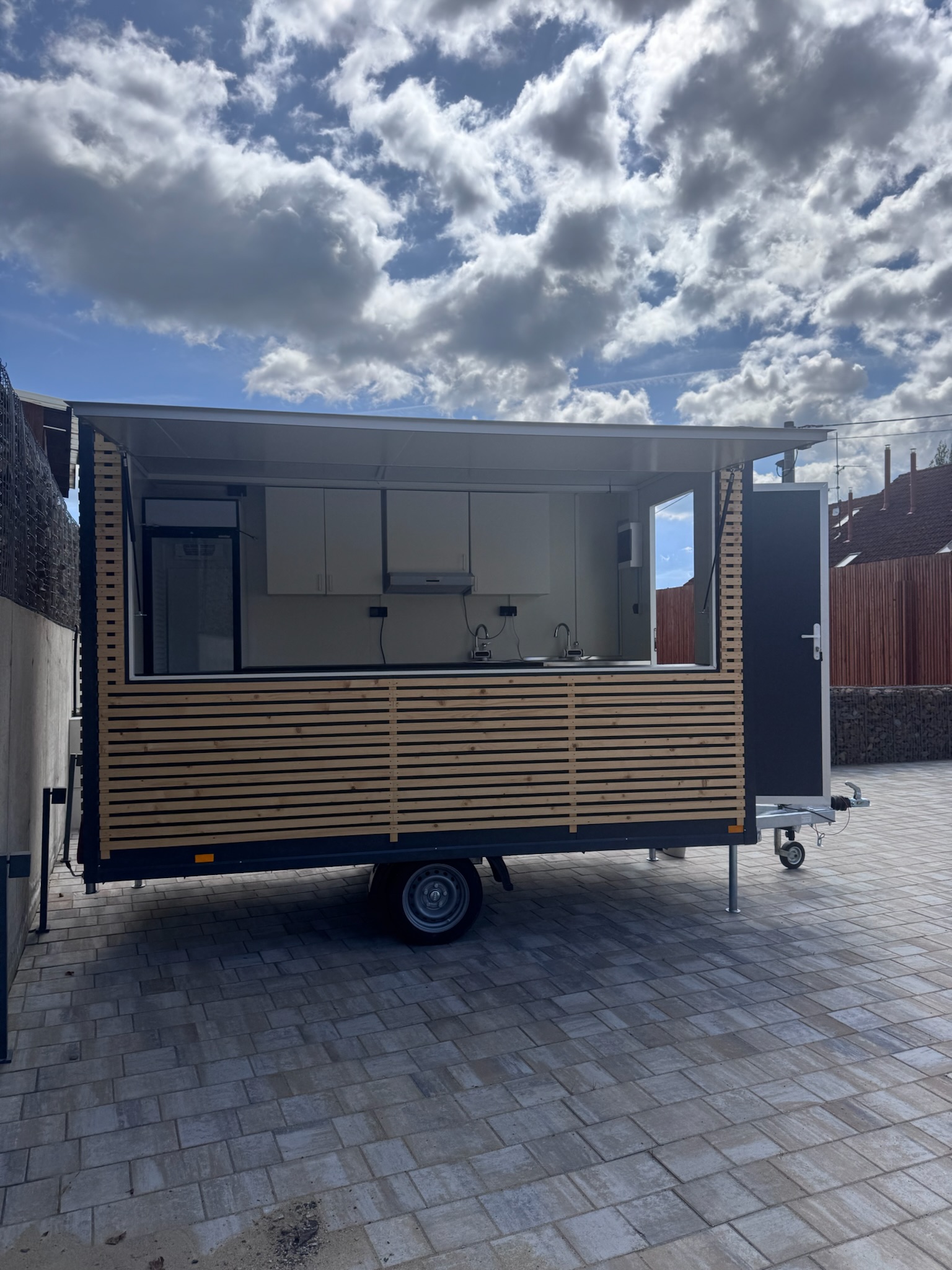 Courtyard Serving Trailer — photo 2 of 5